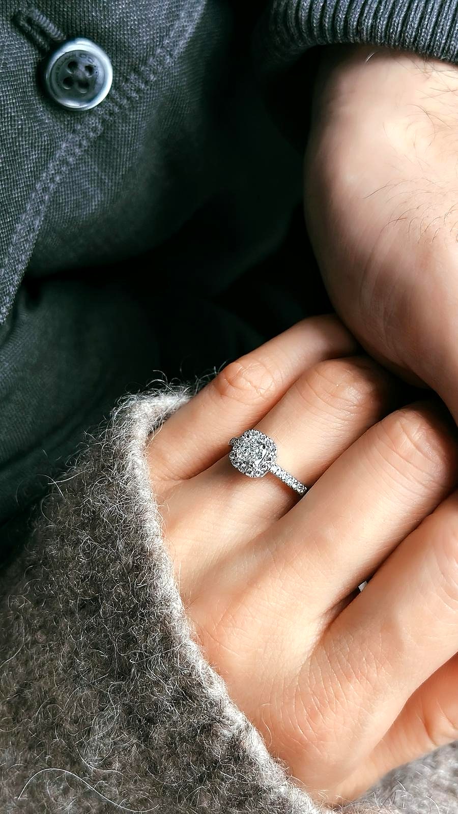 Anello con diamante centrale e corona di diamanti, indossato